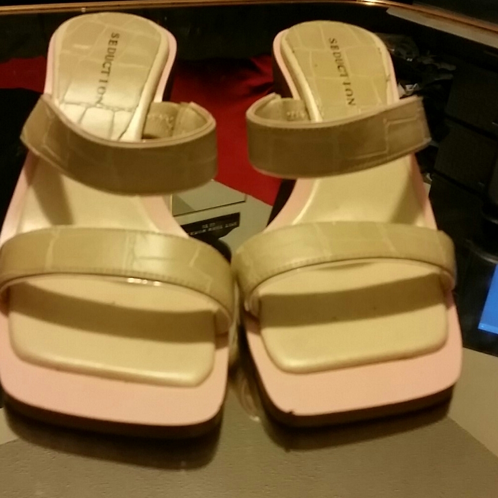 Pink low heeled shoe